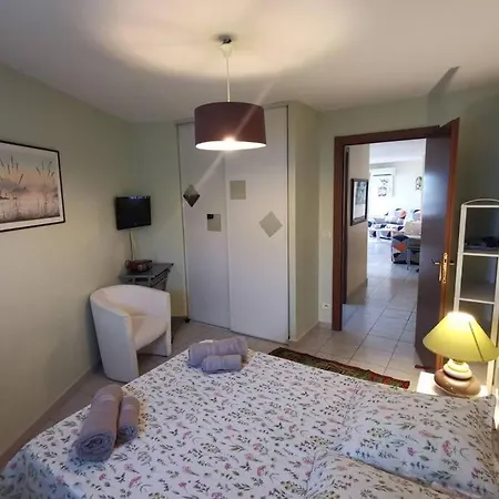 6 Personnes Face à La Apartamento