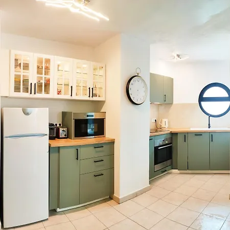 Apartment 6 Personnes Face A La