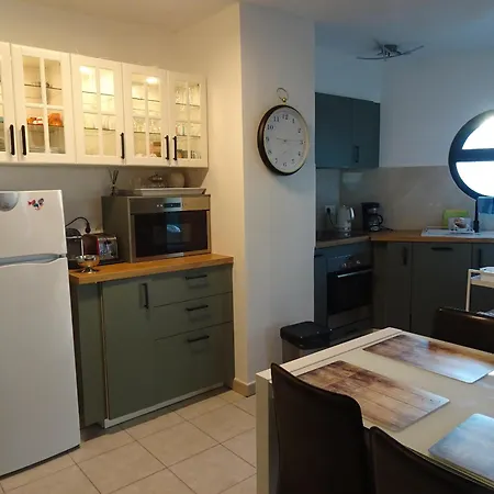 Apartment 6 Personnes Face A La *